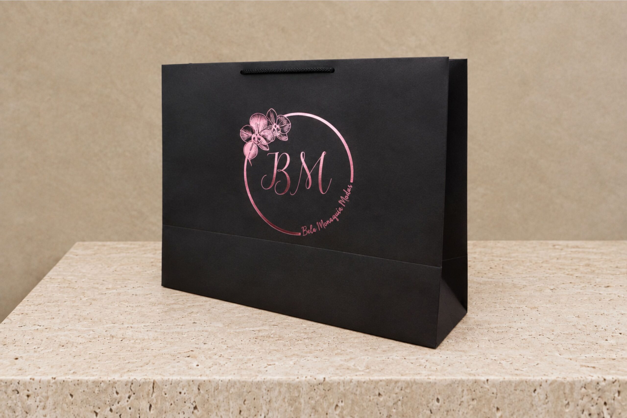 Sacola de Papel Preta Personalizada 25x12x33 (horizontal) - Imagem 4